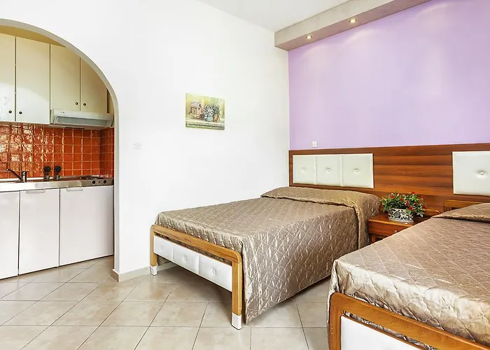 Lemon Garden Пефкохори